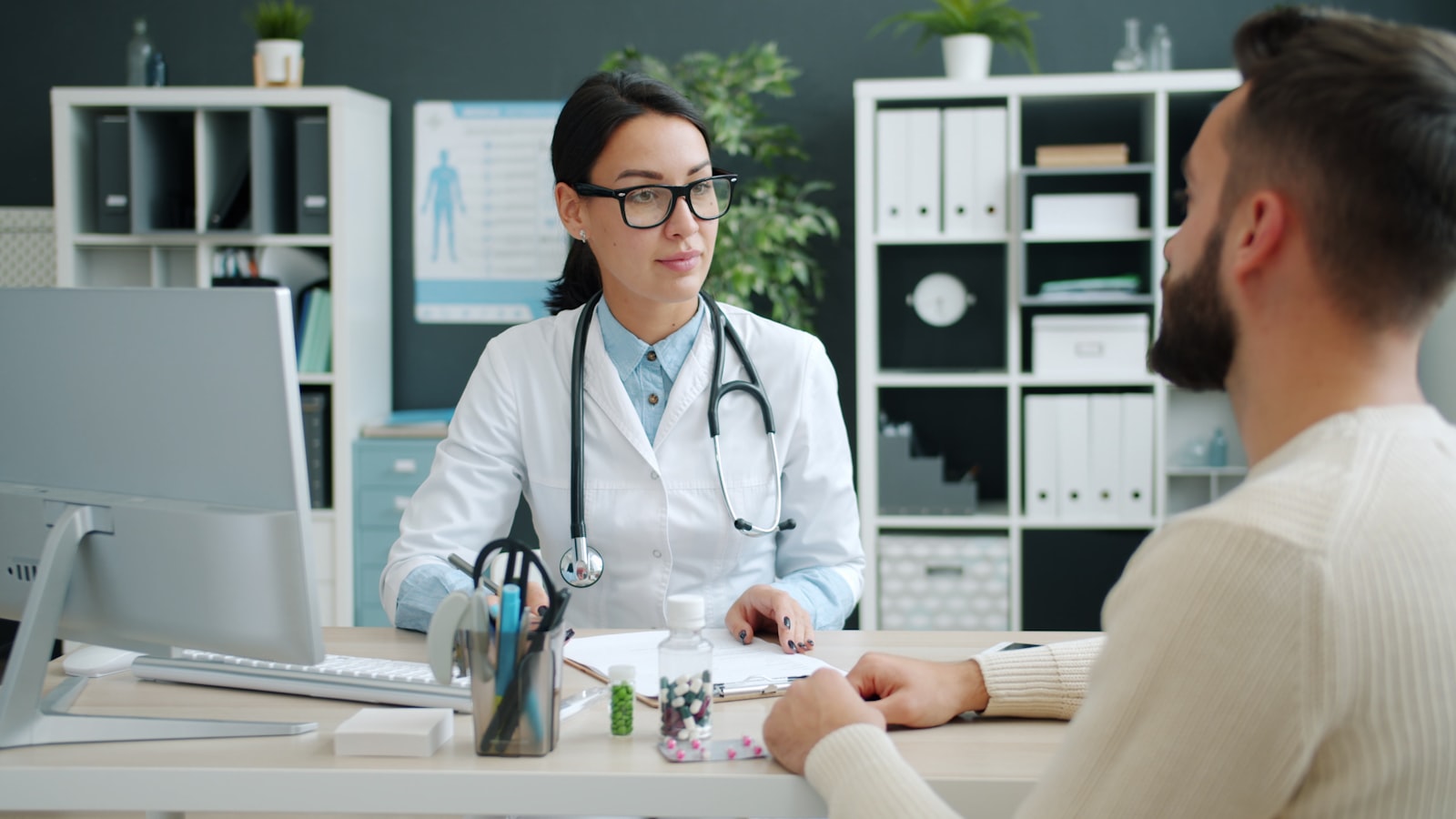 Ärztin bespricht Befunde mit einem Patienten in der Praxis