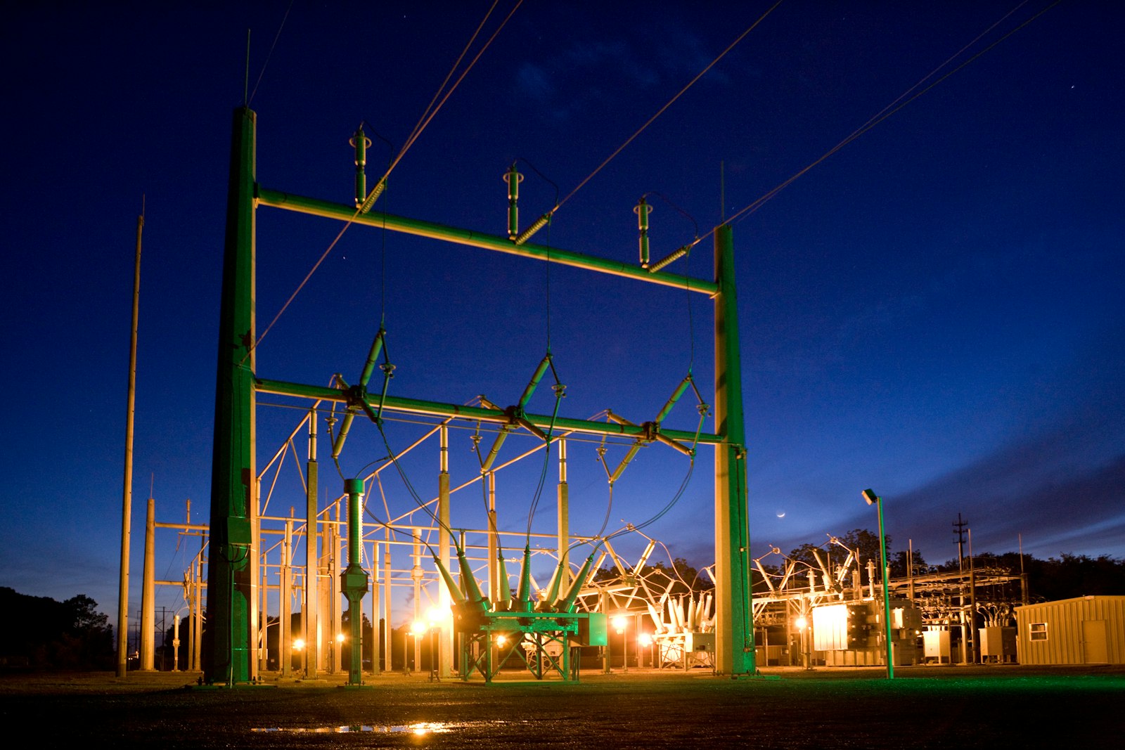 Umspannwerk als Teil der kritischen Infrastruktur bei Nacht