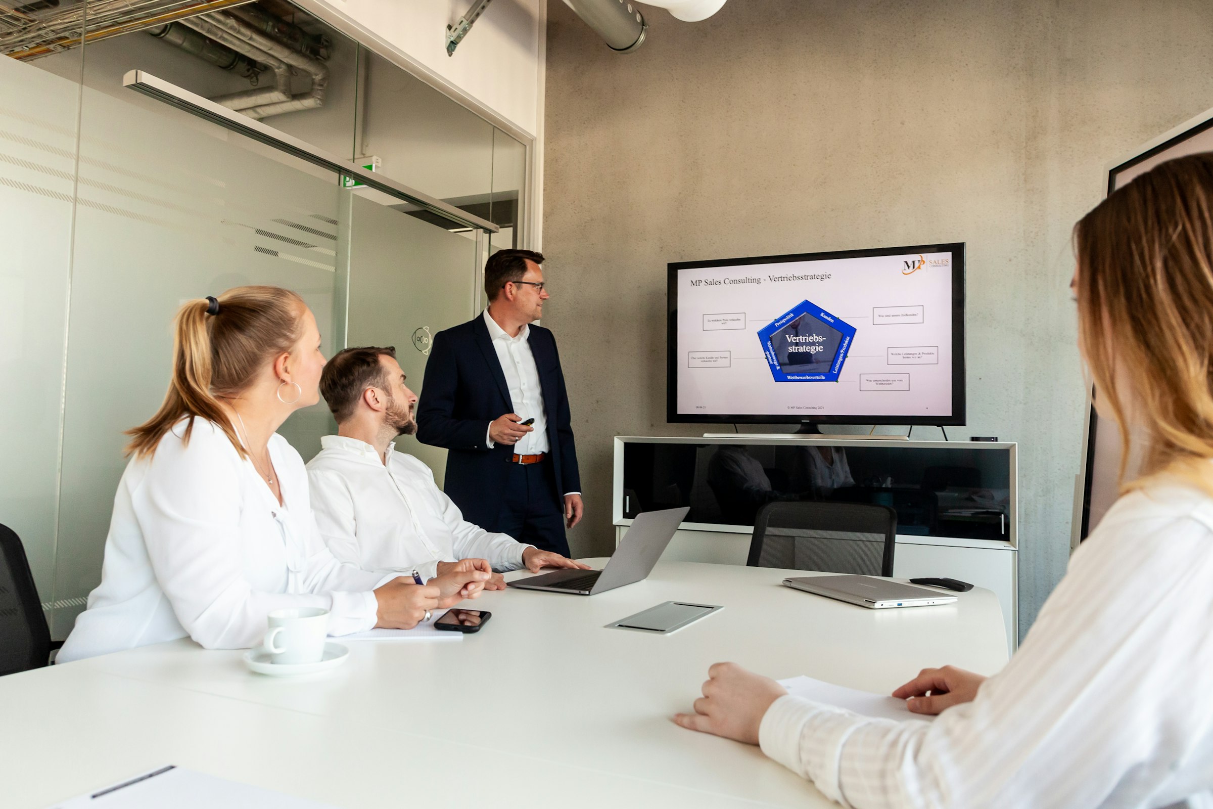 Beratungsgespräch im Büro – Präsentation von Ergebnissen im Team
